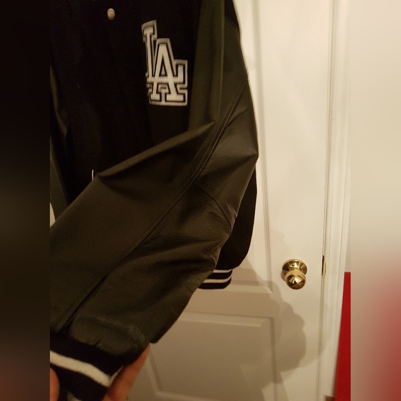 JH Design Group Reversible black LA Dodgers varsity jacket. - Picture 5 of 9